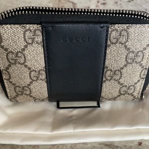 Gucci zip around wallet